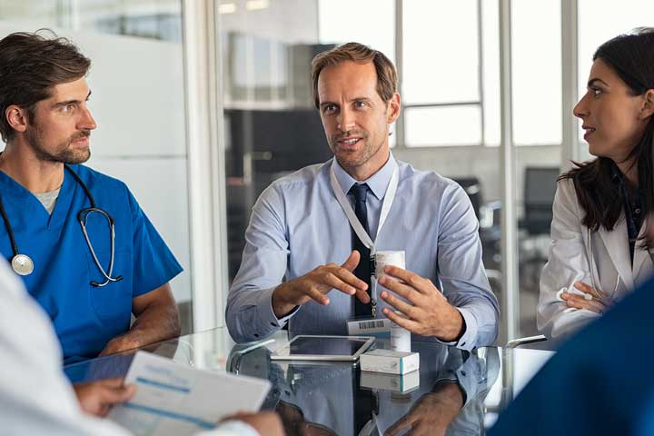 الاجتماعات بين الطاقم الطبي والإداري الاجتماعات بين الطاقم الطبي والإداري