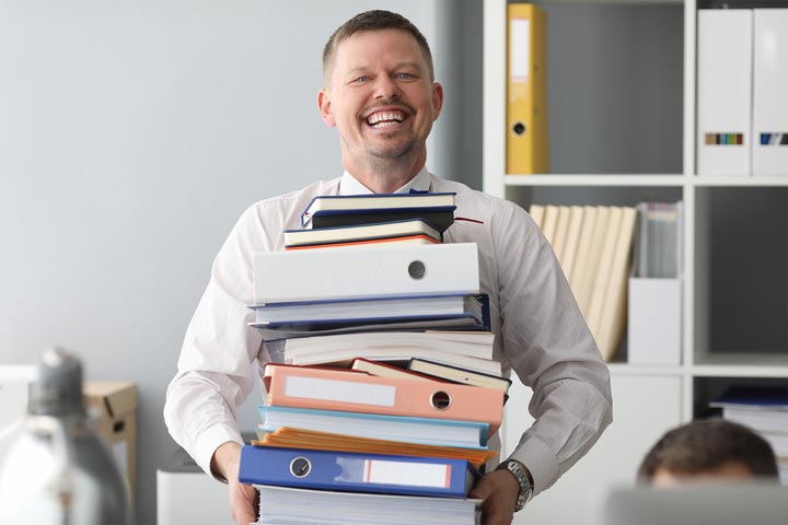 تدقيق الأوراق قبل منح ترخيص العمل للأطباء